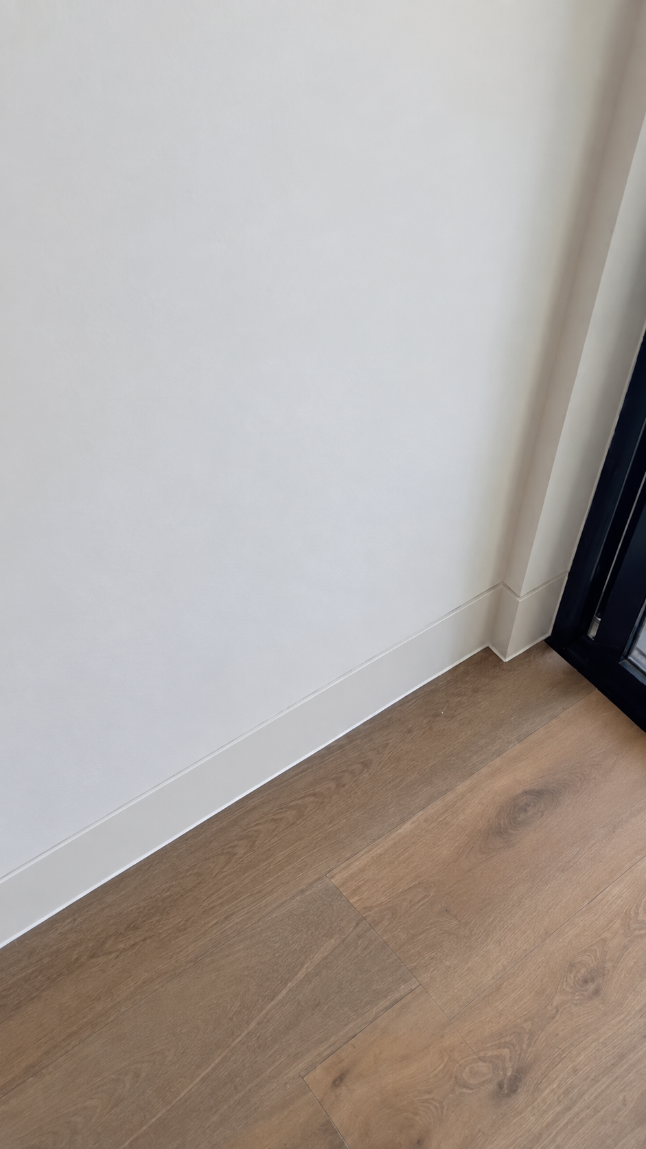 White skirting and floor silicone detail